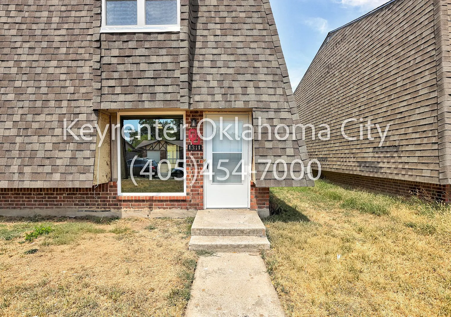 Fully Renovated 2-Bedroom, 2.5-Bathroom Townhome Near OU with 2-Car Garage & Lawn Care Included — Photo 4