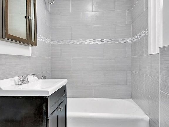 5th image of 321 E 54th St APT 4F