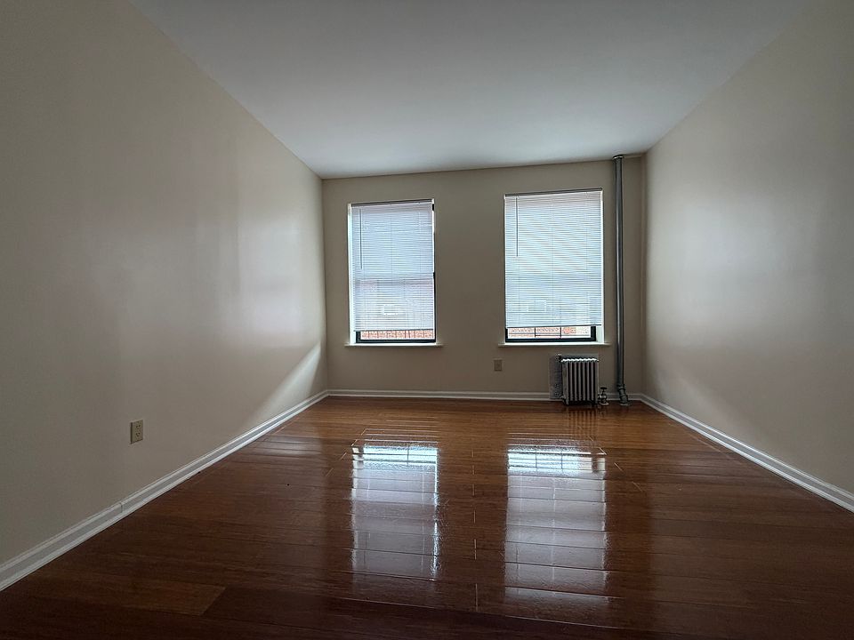 1st image of 16403 89th Ave APT 2E
