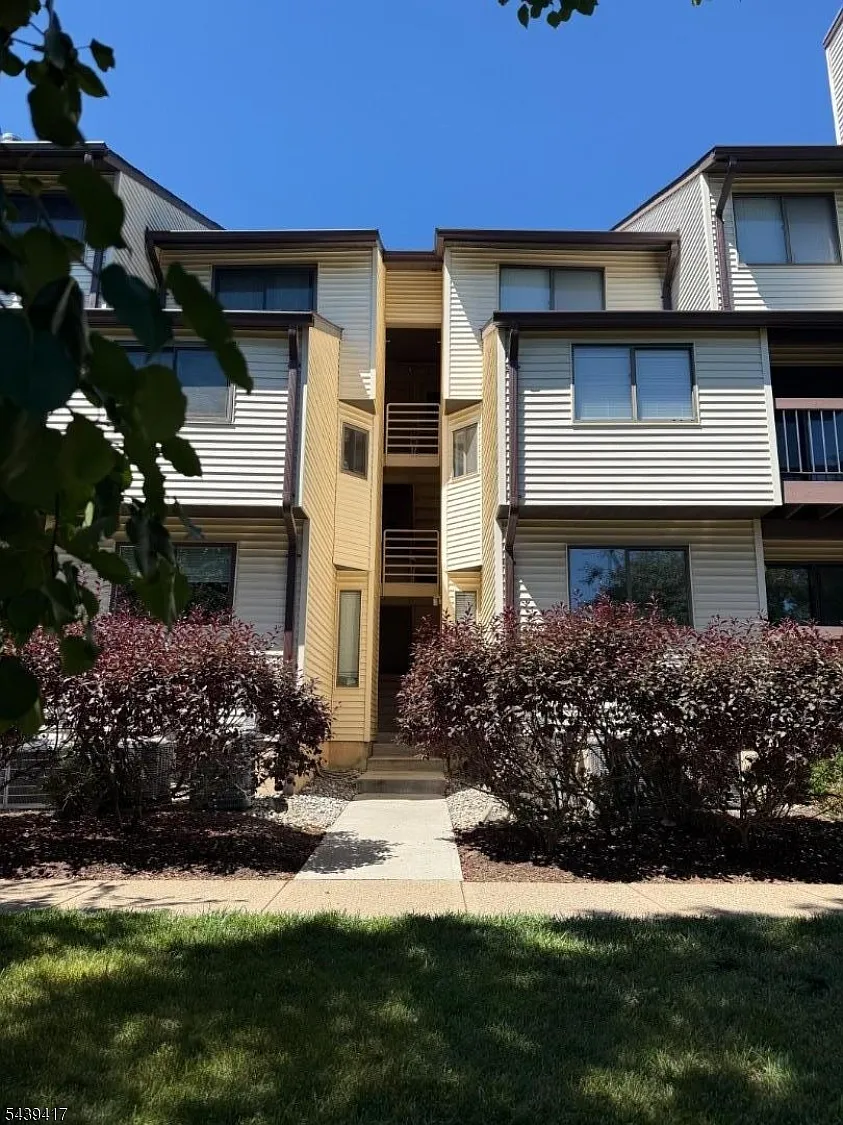 1 bed, 1.0 bath, $2,200 — Photo 1