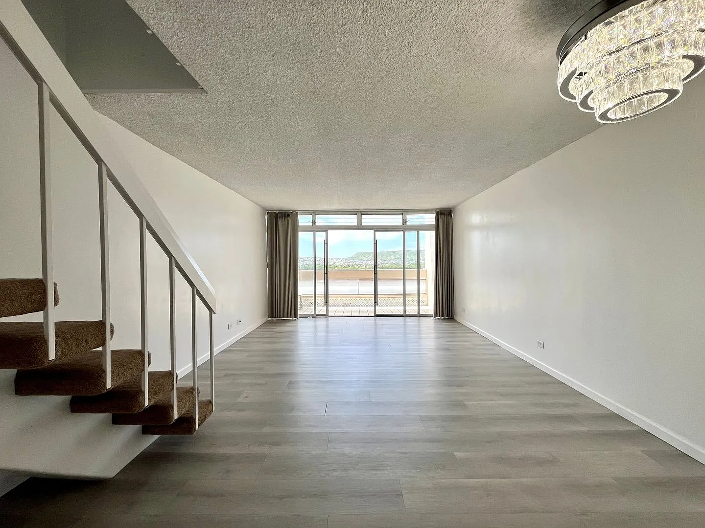 Large 2 Bed, 2.5 Bath Condo in the Ala Wai Plaza with 1 Parking — Photo 2