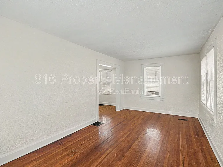 3315 E 52nd St — Photo 8
