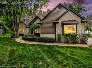 57224 Hidden Timbers Dr, South Lyon, MI 48178