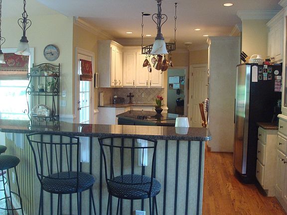 Gourmet Kitchen w/Granite & Travertine