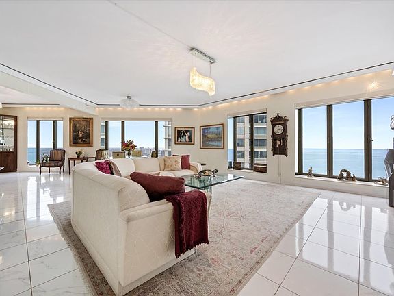 4th image of 950 N Michigan Ave APT 4303