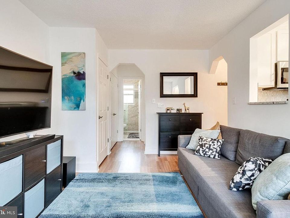 Spacious living room