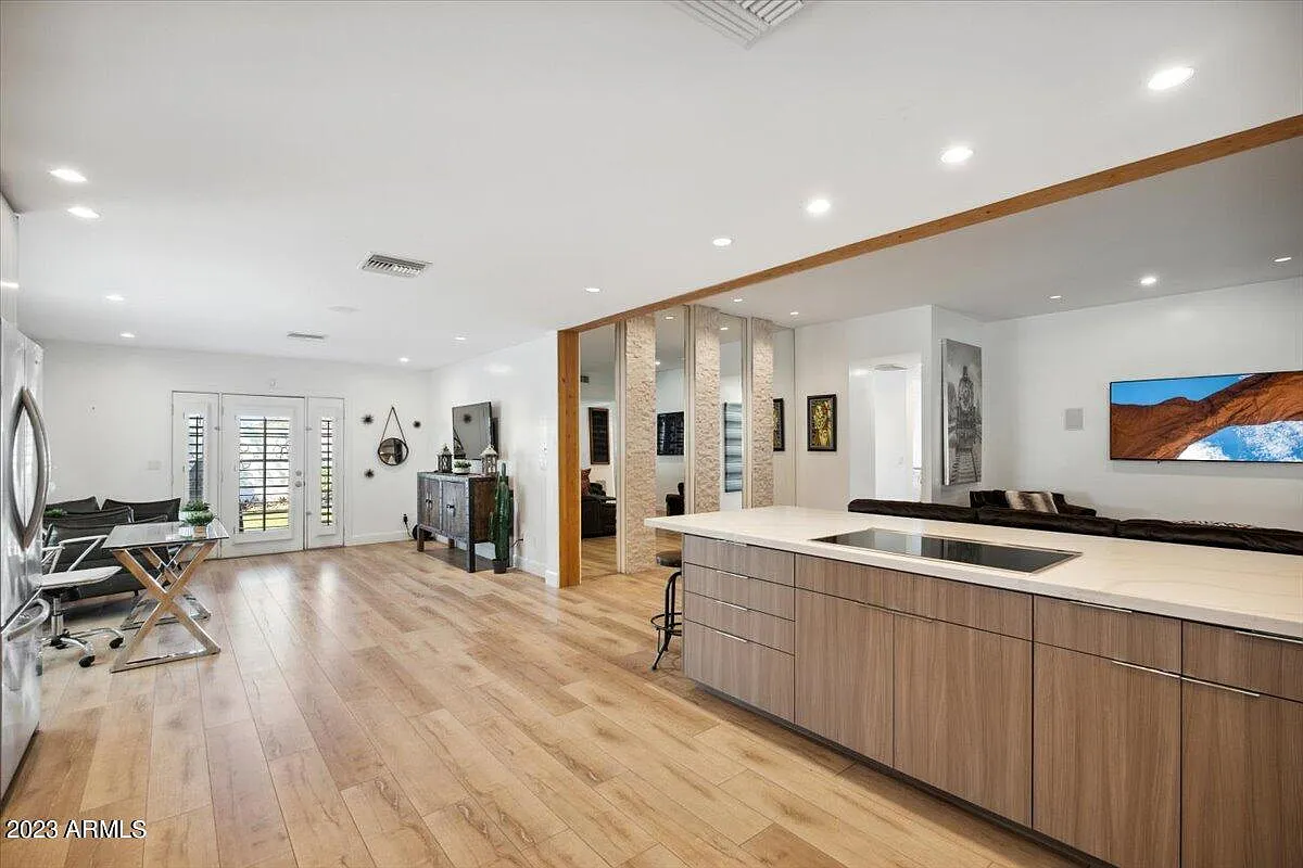 3 bed, 2.0 bath, 2300 sqft, $7,500 — Photo 4