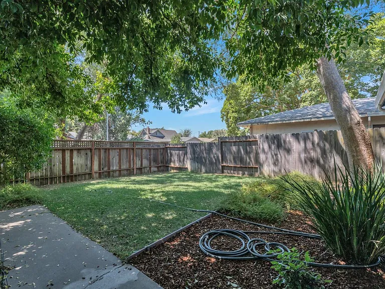 2725 Loyola Dr — Photo 16
