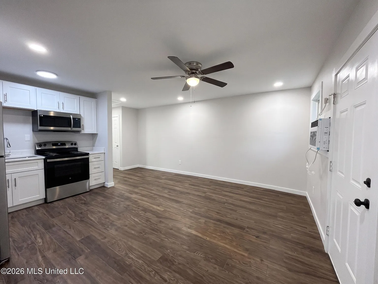 3 bed, 3.0 bath, 1551 sqft, $900 — Photo 2