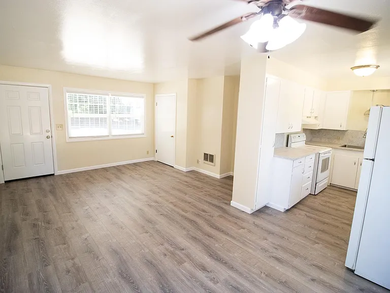 2119 Eastwood Ln — Photo 5