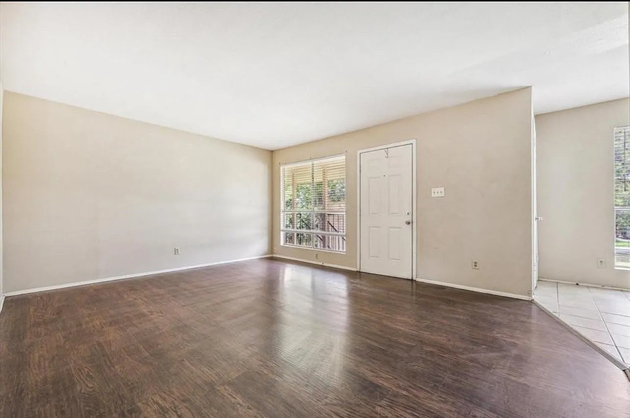 2 bed, 1.5 bath, 3552 sqft, $950 — Photo 2