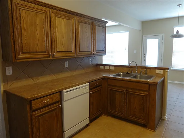 5 bed, 3.5 bath, 2721 sqft, $2,120 — Photo 3