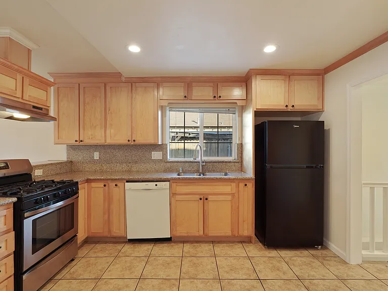 324 Flora St — Photo 9