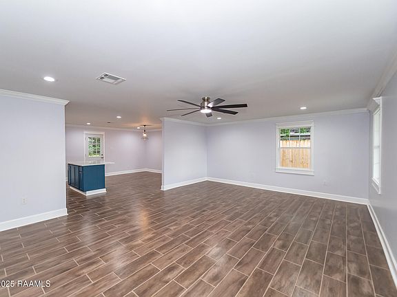 3rd image of 243 Blue Bonnet Dr