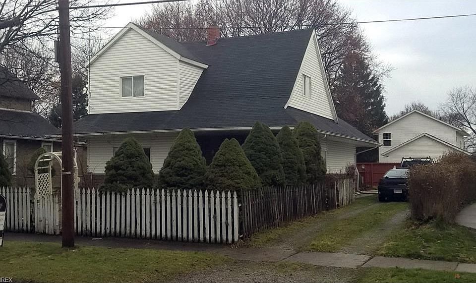 2nd image of 1062 Bellows St