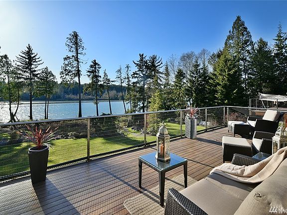 Spacious upper deck with the view to solve all problems