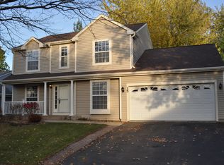 15 Whispering Dr, Streamwood, IL 60107