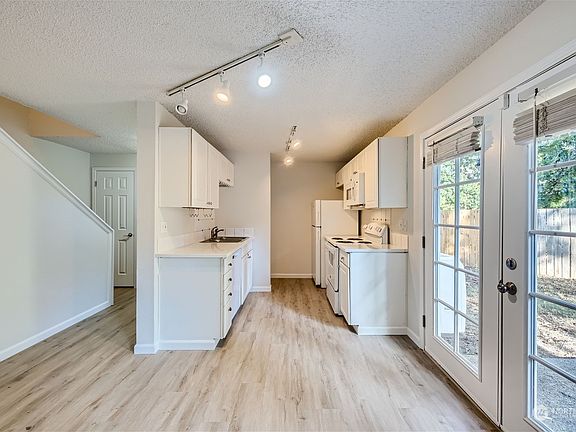 4th image of 13059 Pacific Highway SW #D