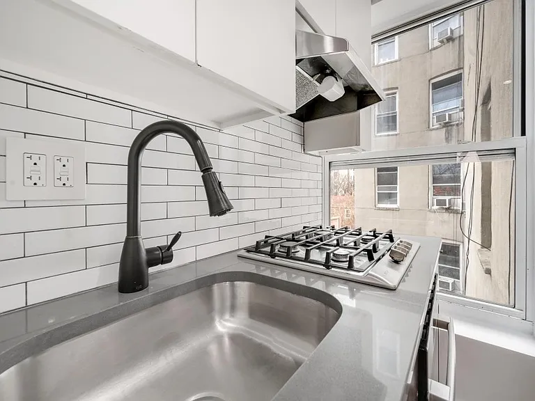 629 E 5th St #2 — Photo 3