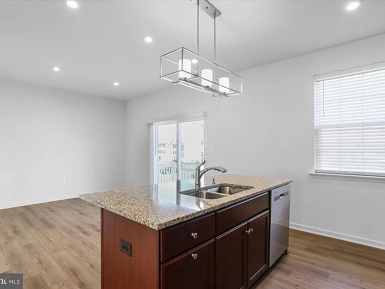 100 Stafford Pl — Photo 7