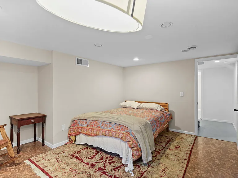 Lower level - Bedroom