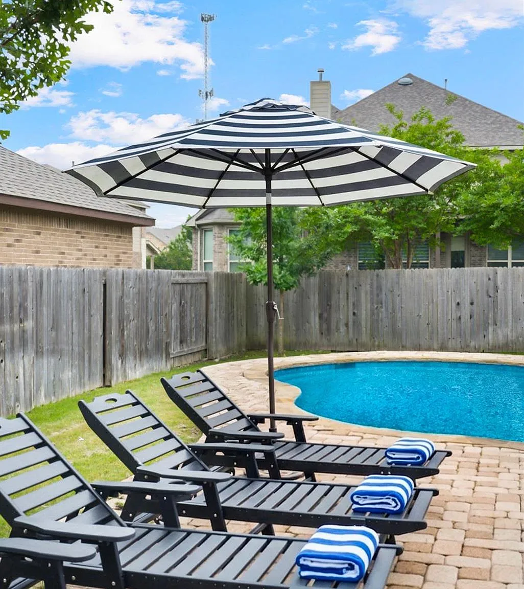 4 bed, 2.5 bath, 2865 sqft, $4,400 — Photo 2