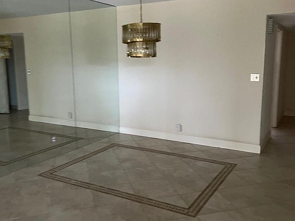 5th image of 575 Oaks Lane #306