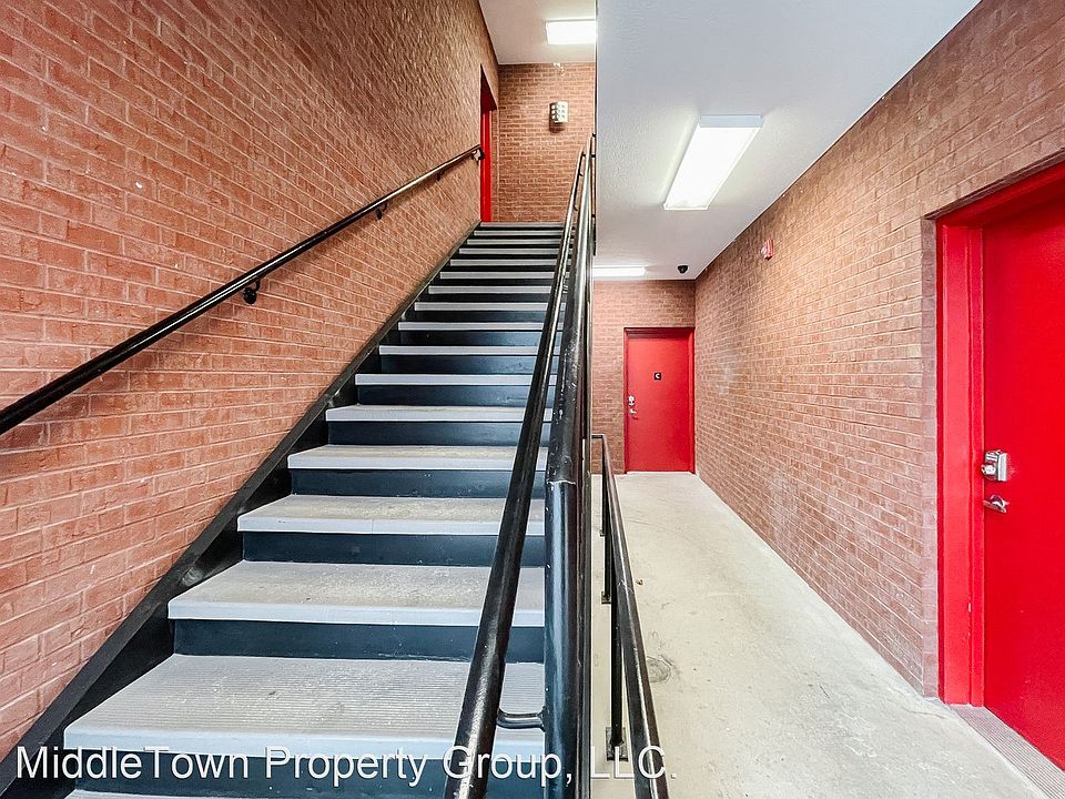 2nd image of 1700 N Rosewood Ave #11652342