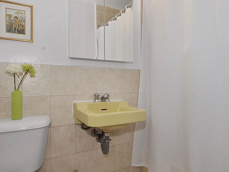 214 Saint George St — Photo 3