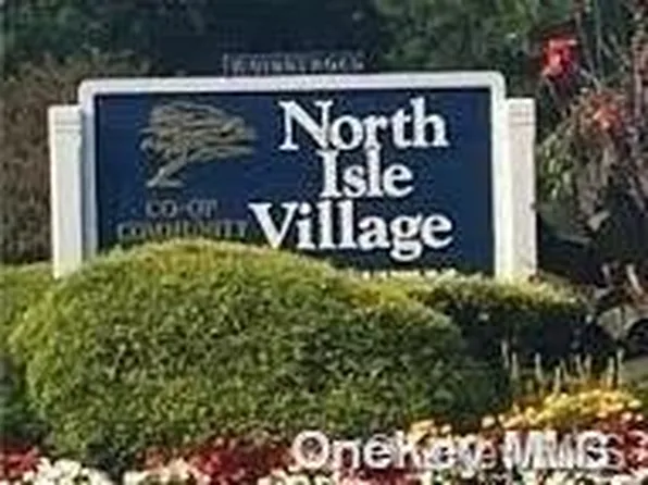 17 Aspen Court #17, Coram, NY 11727