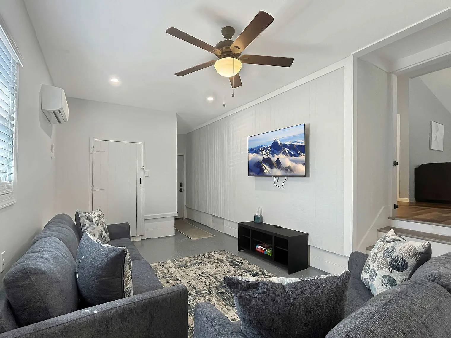 3 bed, 1.0 bath, 1291 sqft, $2,873 — Photo 2