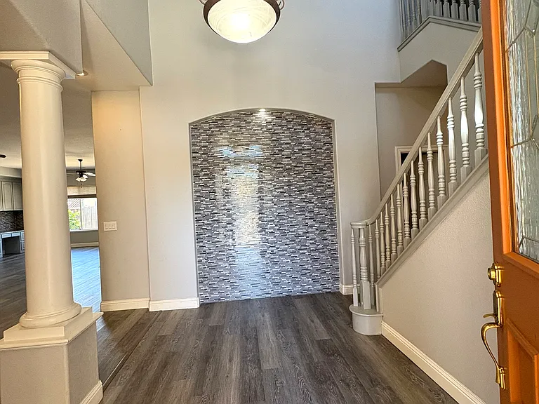 905 Gladiola Ln — Photo 3