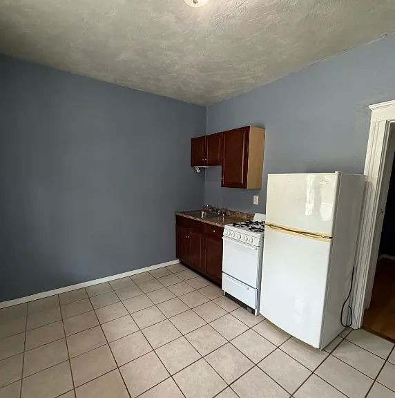 456 Eastern Ave Unit 2, Fall River 1st Floor 1BR! Heat by Electric, Hot Water Included! — Photo 5