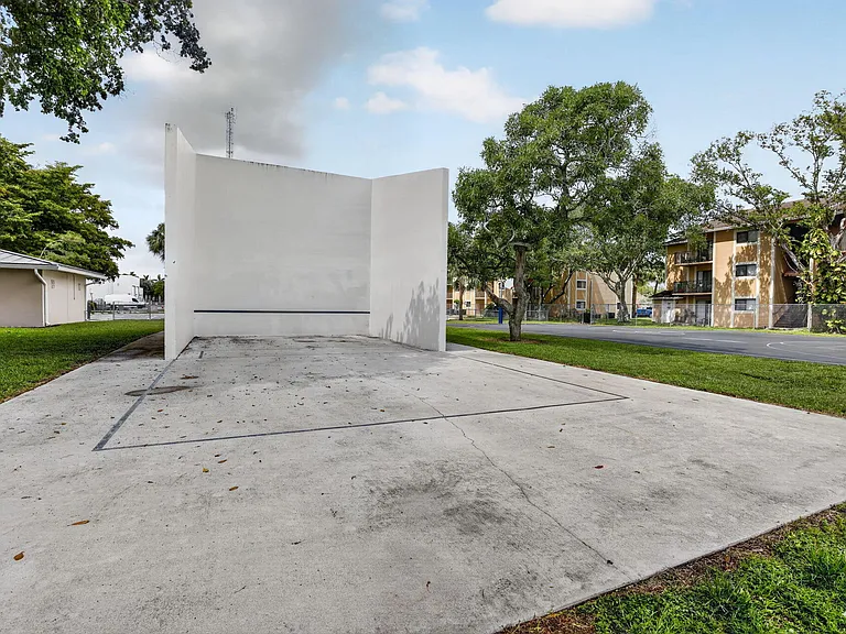 300 Palm Cir W #305 — Photo 25