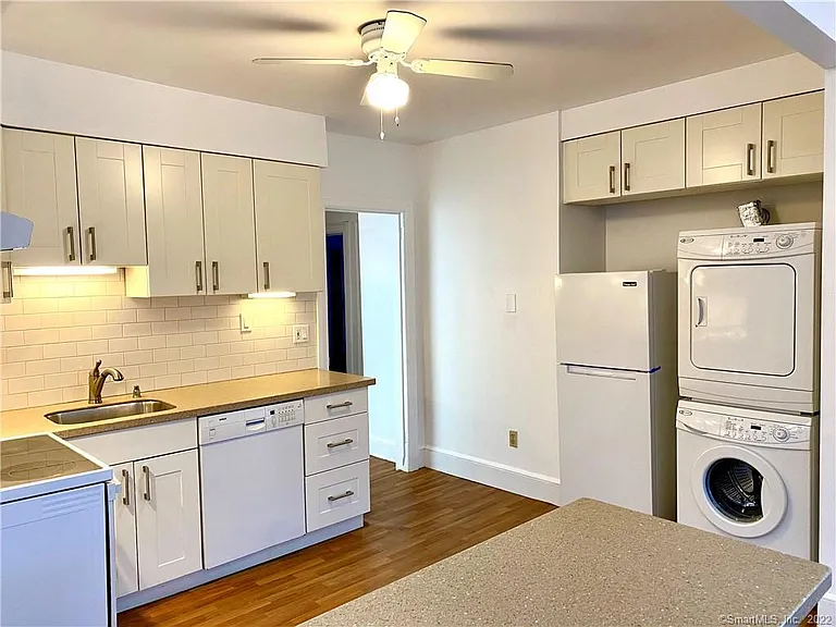 43 Mohegan Ave #2 — Photo 4