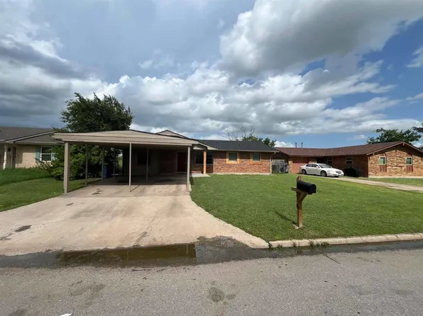 216 SE Coachman Dr, Lawton, OK 73501