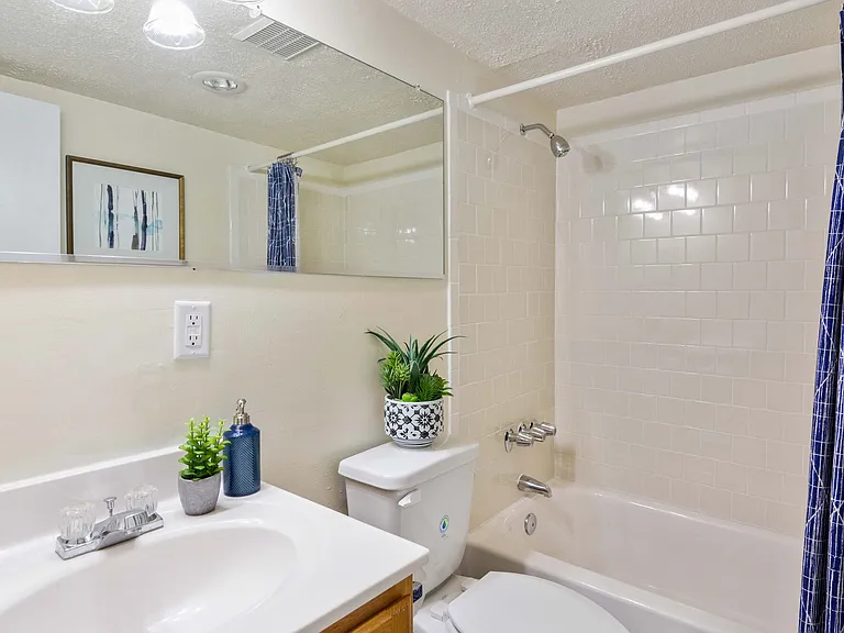 Parkway Apartments — Photo 12