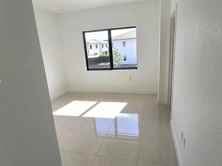 110 NW 11th Ct — Photo 2