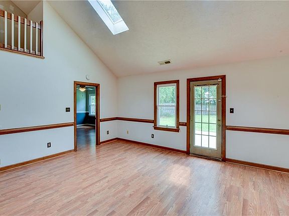 3rd image of 144 Lane Cres