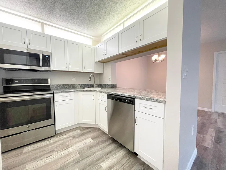 1182 Pine Ridge Cir W — Photo 16