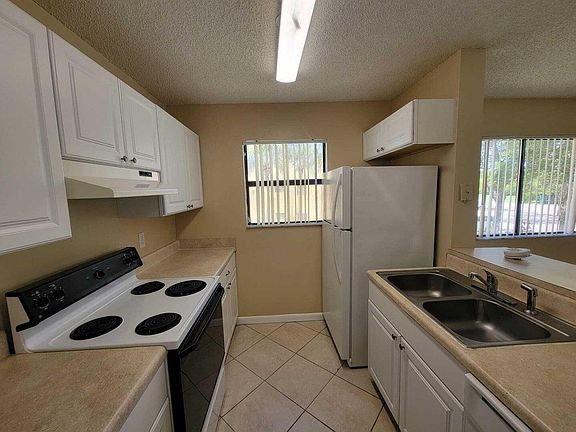 4th image of 1637 Meadows Cir W