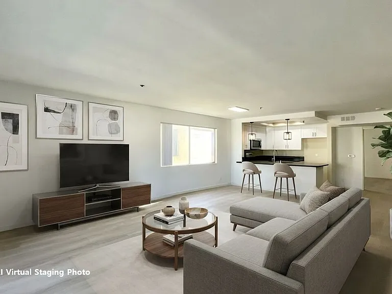 420 S Harvard Blvd #301 — Photo 2