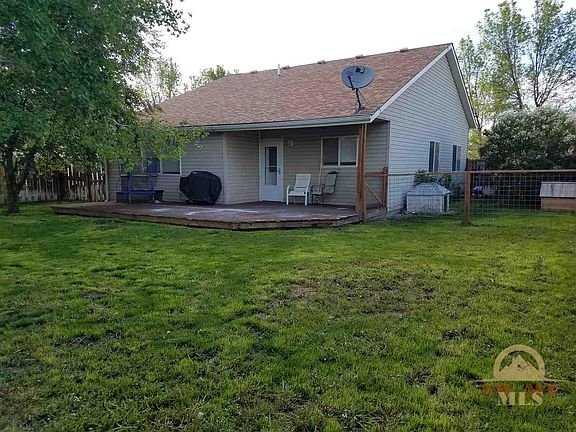 3rd image of 916 Golden West Dr
