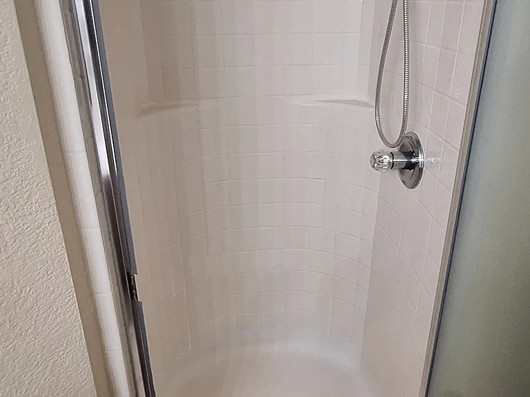 Master Bedroom (Shower)