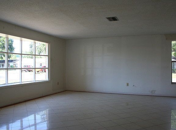 3rd image of 2231 Mateo St