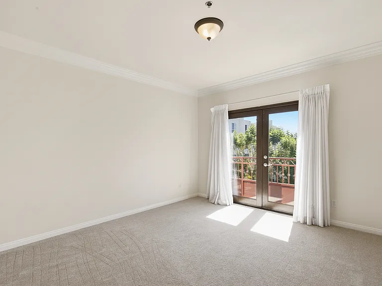 830 N Alfred St #202 — Photo 13