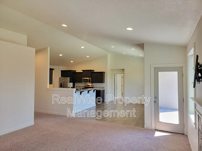 2482 NW Glen Oak Ave — Photo 4