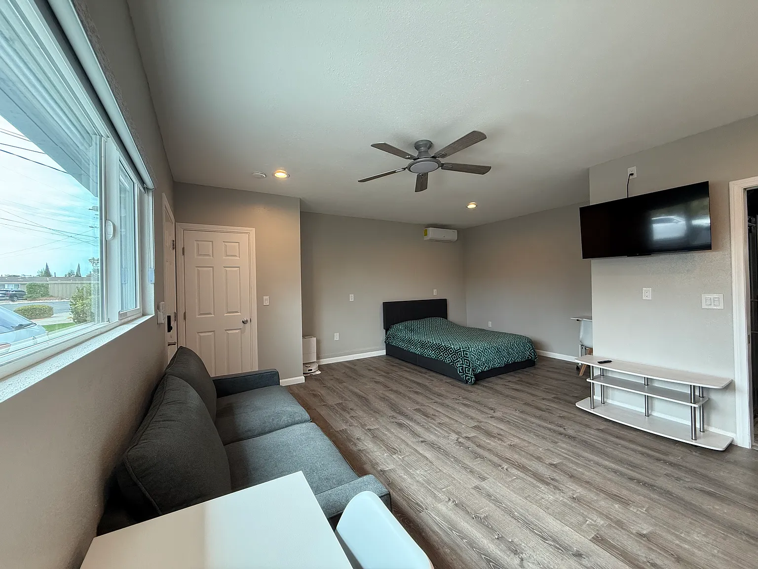 Studio, 430 sqft, $2,100 — Photo 4