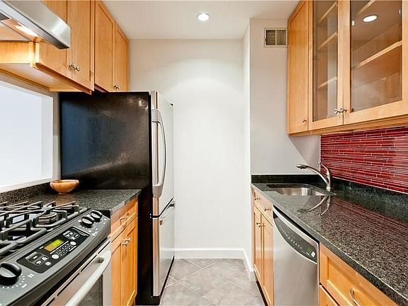 5th image of 414 W 54th St APT 3E