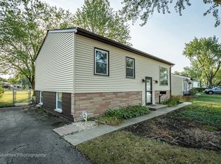 717 Sunset Cir, Streamwood, IL 60107